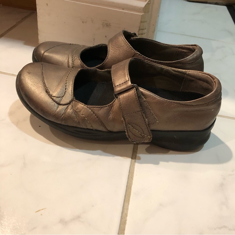 7 WIDE USED clarks womens pewter leather mary jane with velcro straps